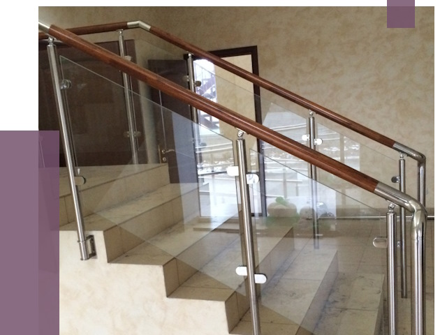 Комбинированные перила из металла и дерева в Мончегорске