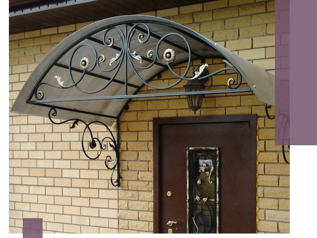 Изготовление козырьков из металла под ключ в Мончегорске